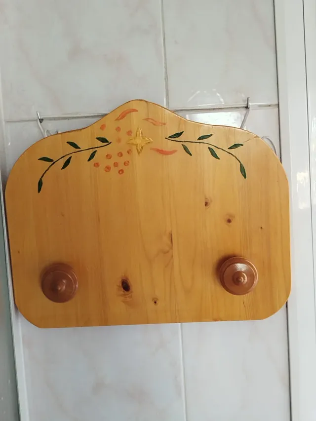 REBAJADO Perchero de madera decorado