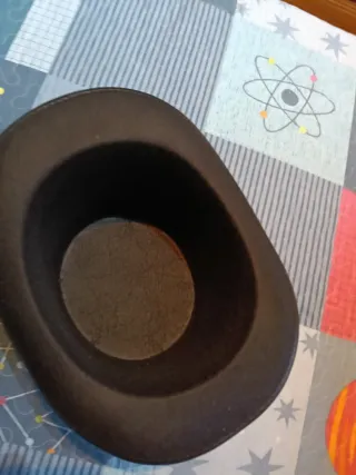 Gorro de copa negro, gorro vaquero y otros gorros.