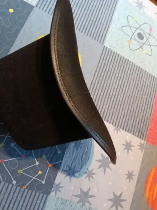 Gorro de copa negro, gorro vaquero y otros gorros.
