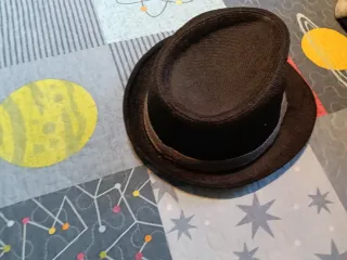 Gorro de copa negro, gorro vaquero y otros gorros.