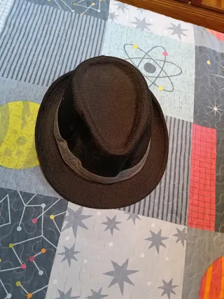 Gorro de copa negro, gorro vaquero y otros gorros.