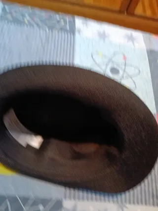 Gorro de copa negro, gorro vaquero y otros gorros.