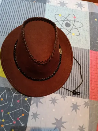 Gorro de copa negro, gorro vaquero y otros gorros.