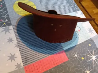Gorro de copa negro, gorro vaquero y otros gorros.