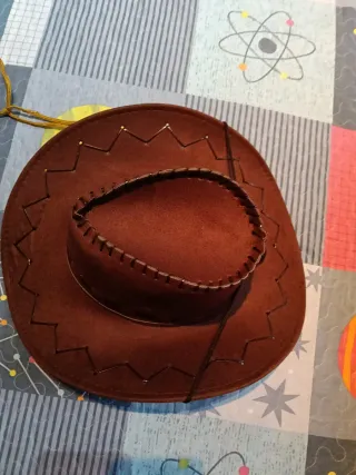Gorro de copa negro, gorro vaquero y otros gorros.