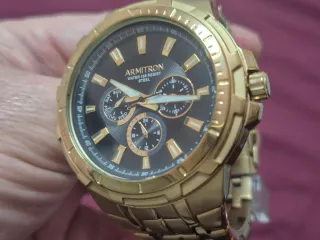 Reloj Armitron Dorado Multifunción