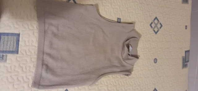Top Stradivarius beige sin mangas