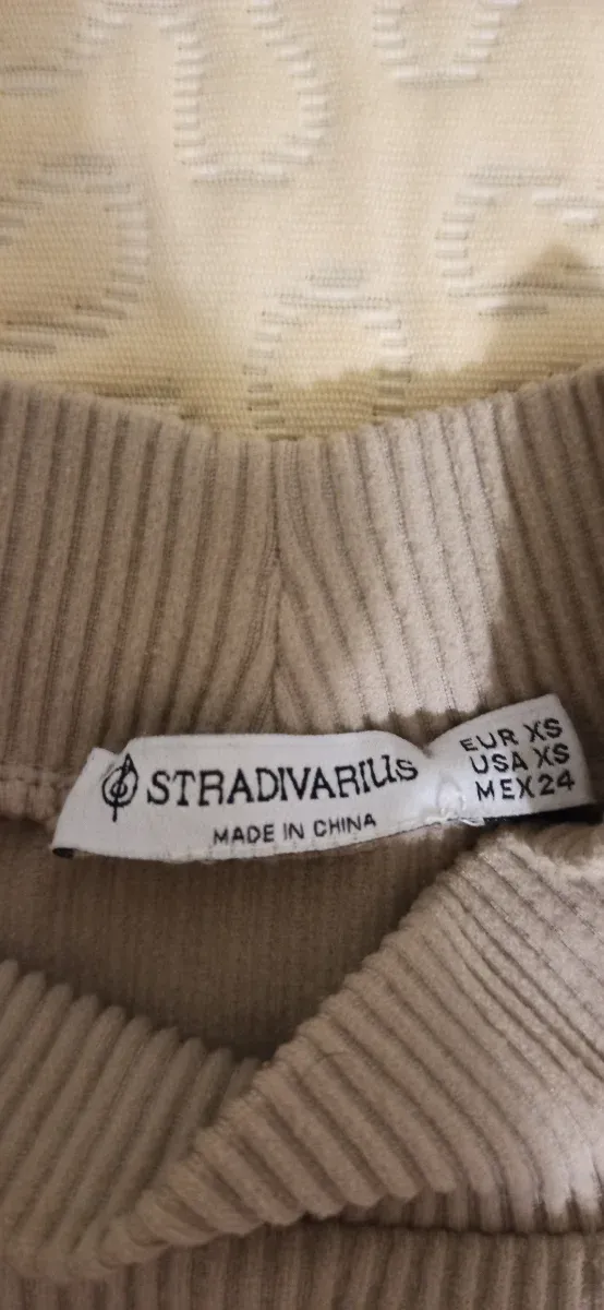 Top Stradivarius beige sin mangas
