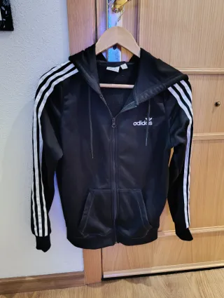 Chaqueta Chándal Adidas Negra con Rayas. Unisex