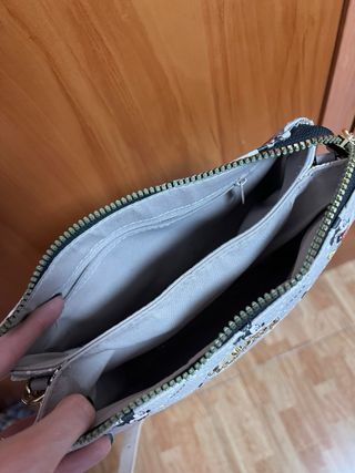Bolso bandolera Disney beige acolchado.