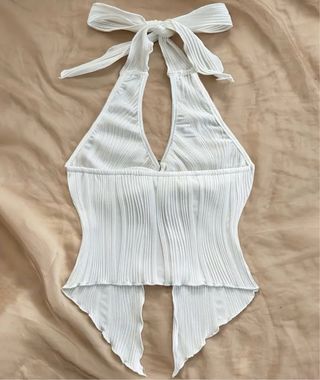 Top blanco y negro con detalle de anilla.