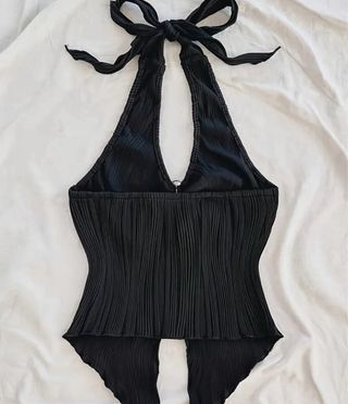 Top blanco y negro con detalle de anilla.