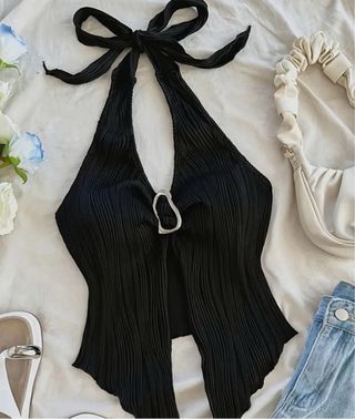 Top blanco y negro con detalle de anilla.