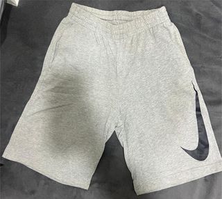 pantalón gris de Nike