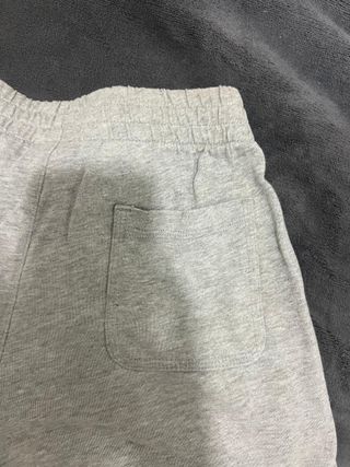 pantalón gris de Nike