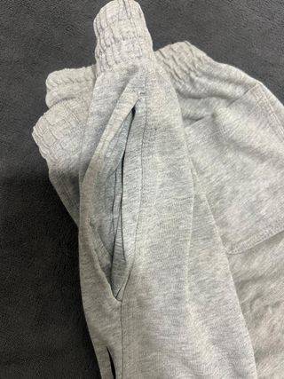 pantalón gris de Nike