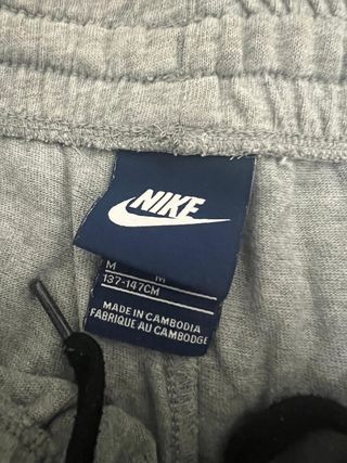 pantalón gris de Nike