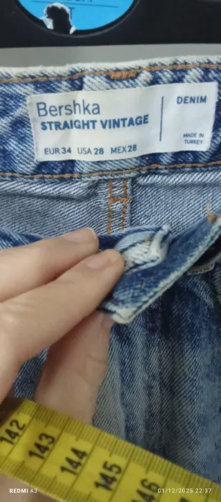 Jeans Bershka Rotos y Pintados Talla 34