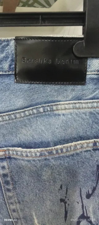 Jeans Bershka Rotos y Pintados Talla 34