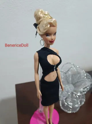 Barbie con retoques estéticos