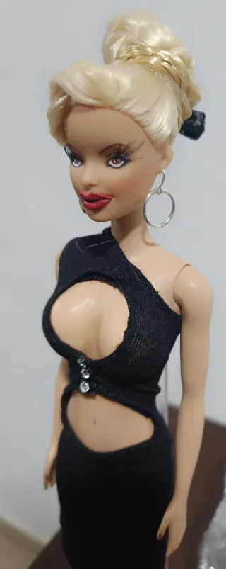 Barbie con retoques estéticos