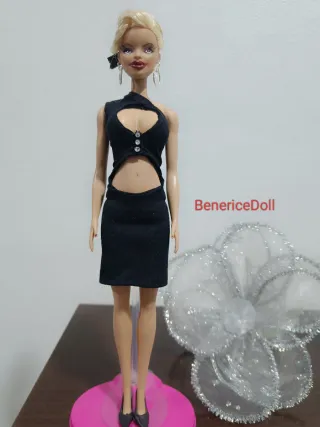 Barbie con retoques estéticos