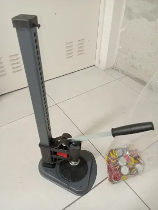 Tappatrice a colonna + 80 tappi nuovi