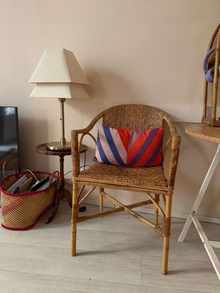 Silla de bambú y ratán tejida