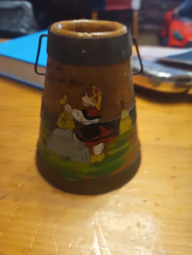 Souvenir in legno dipinto a mano