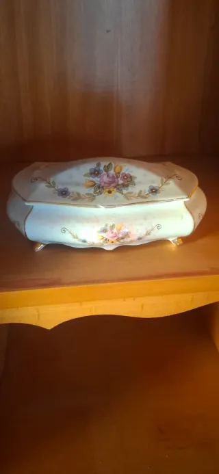 Joyero de cerámica con flores