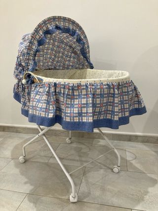 Moisés de bebé con capota y estampado