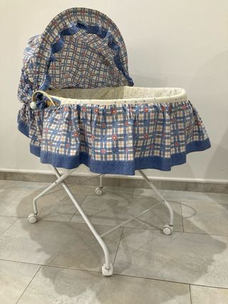 Moisés de bebé con capota y estampado