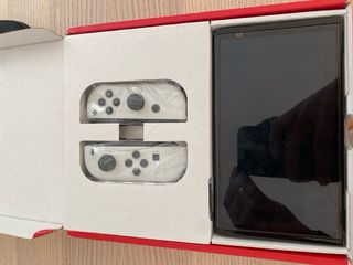 Nintendo Switch OLED + Pokémon Púrpura