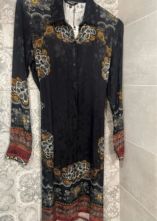 Vestido camisero midi Desigual estampado.