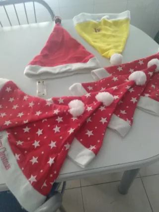Gorros de Navidad Rojos , amarillo y blancos