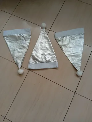 Gorros de Navidad Rojos , amarillo y blancos