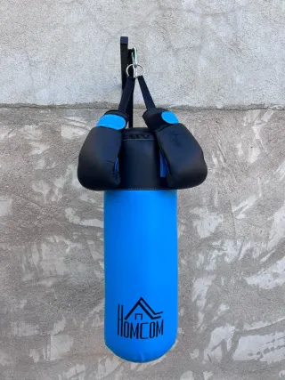 Saco de boxeo azul con guantes