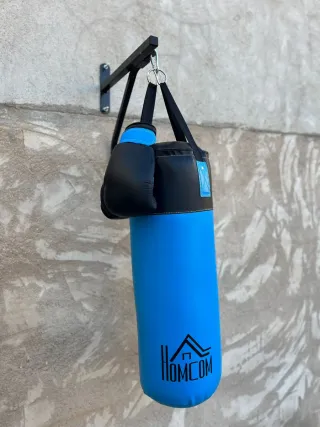 Saco de boxeo azul con guantes