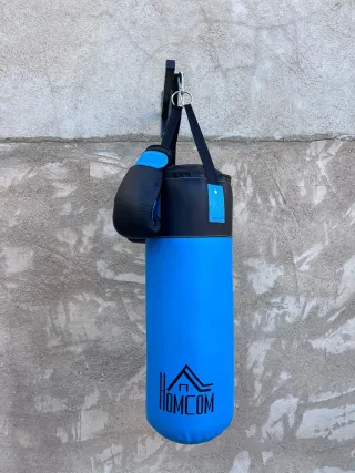 Saco de boxeo azul con guantes