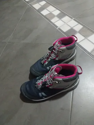 Botas de montaña Quechua niña grises y rosas