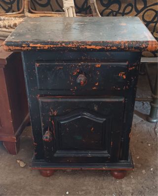 Mesita de noche madera cajón y puerta