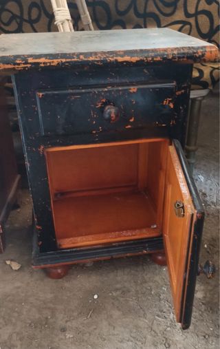 Mesita de noche madera cajón y puerta