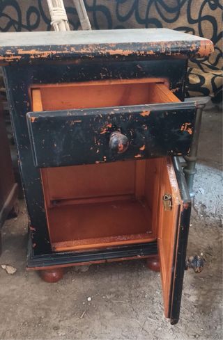 Mesita de noche madera cajón y puerta