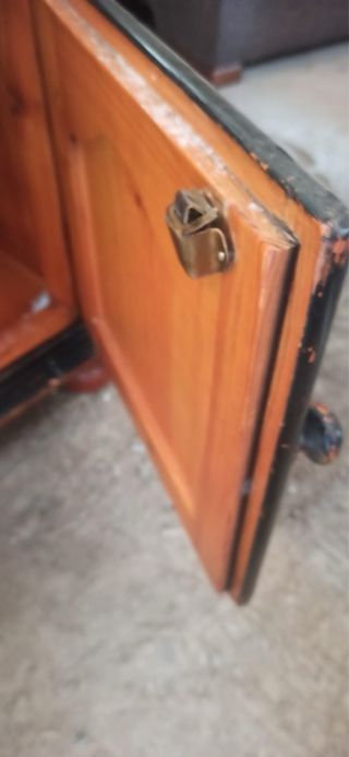 Mesita de noche madera cajón y puerta