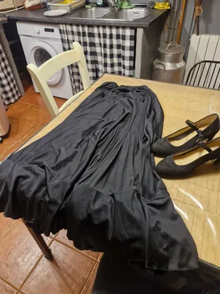 Falda ensayo L y zapatos flamenco 38