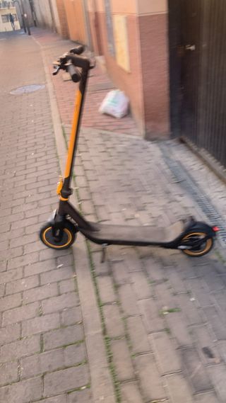 Patinete eléctrico negro y naranja