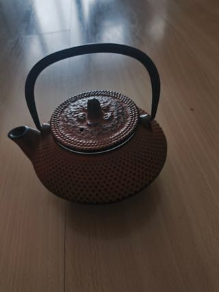 JUEGO 4 TETERAS DE HIERRO FUNDIDO+ 2 JARRAS LECHE