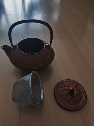 JUEGO 4 TETERAS DE HIERRO FUNDIDO+ 2 JARRAS LECHE