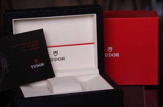 Caja Tudor Negra y Roja con Manual