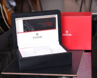 Caja Tudor Negra y Roja con Manual